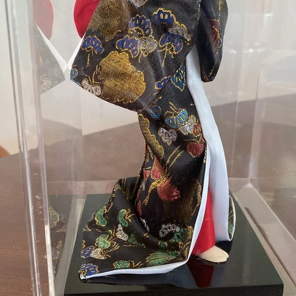 Elegant Japanese Geisha Doll in Display Case - Picture 9 of 13